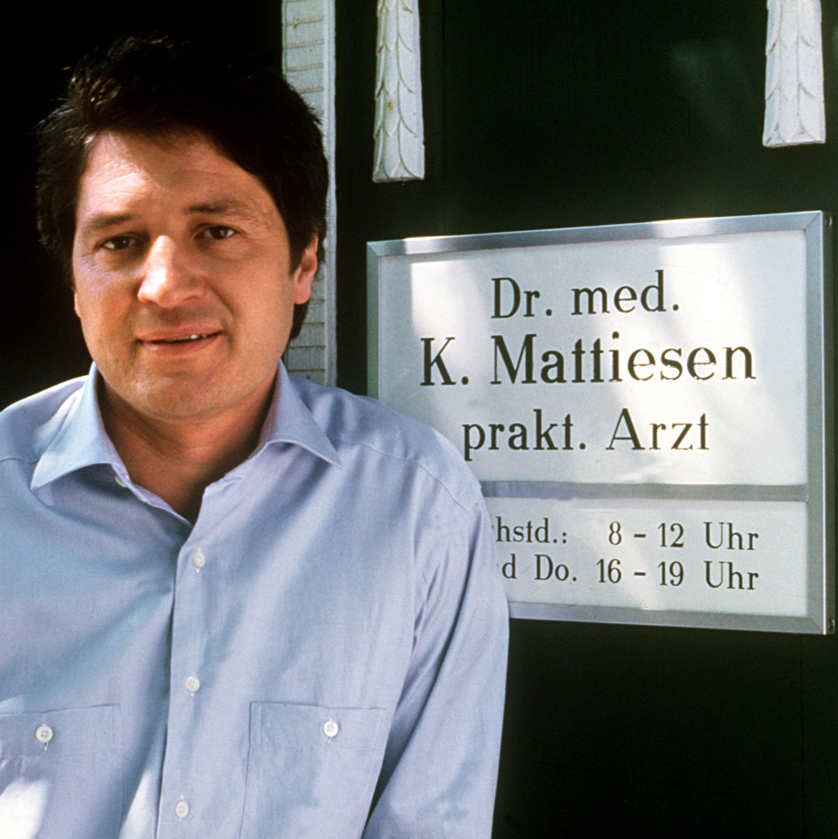 Schauspieler Christian Quadflieg als Dr. med. Karsten Mattiesen, aufgenommen bei Dreharbeiten zur TV-Serie «Der Landarzt» im Jahr 1986. - Foto: Horst Ossinger/dpa