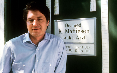 Schauspieler Christian Quadflieg als Dr. med. Karsten Mattiesen, aufgenommen bei Dreharbeiten zur TV-Serie «Der Landarzt» im Jahr 1986. - Foto: Horst Ossinger/dpa