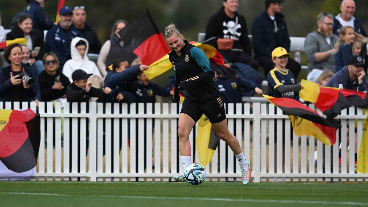 Die Kapitänin der DFB-Frauen, Alexandra Popp, will mit der Wahl der Kapitänsbinde ein gesellschaftliches Statement setzen. - Foto: Dean Lewins/AAP/dpa
