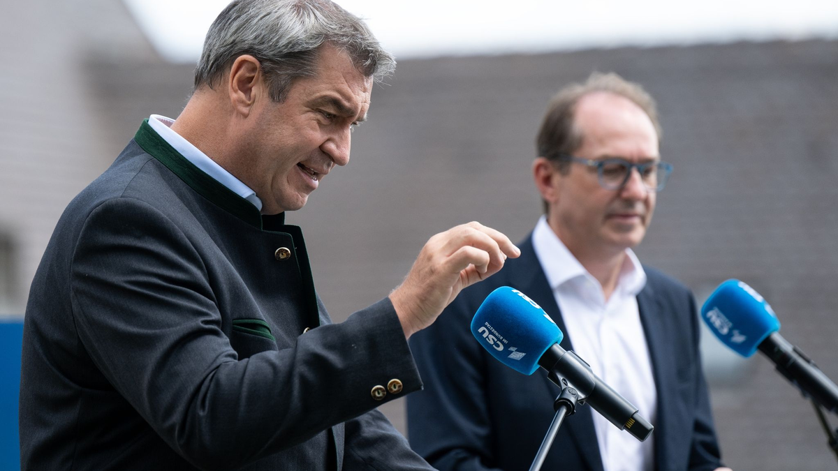Der bayerische Ministerpräsident Markus Söder und CSU-Landesgruppenchef Alexander Dobrindt (r) am Kloster Andechs. - Foto: Sven Hoppe/dpa