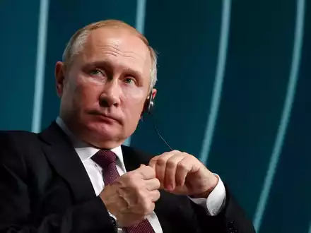 Russlands Präsident Wladimir Putin bei einer Veranstaltung im Rahmen des Brics-Gipfels 2019 in Brasilien. Am Treffen in Südafrika wird Putin nicht teilnehmen. - Foto: Eraldo Peres/AP/dpa