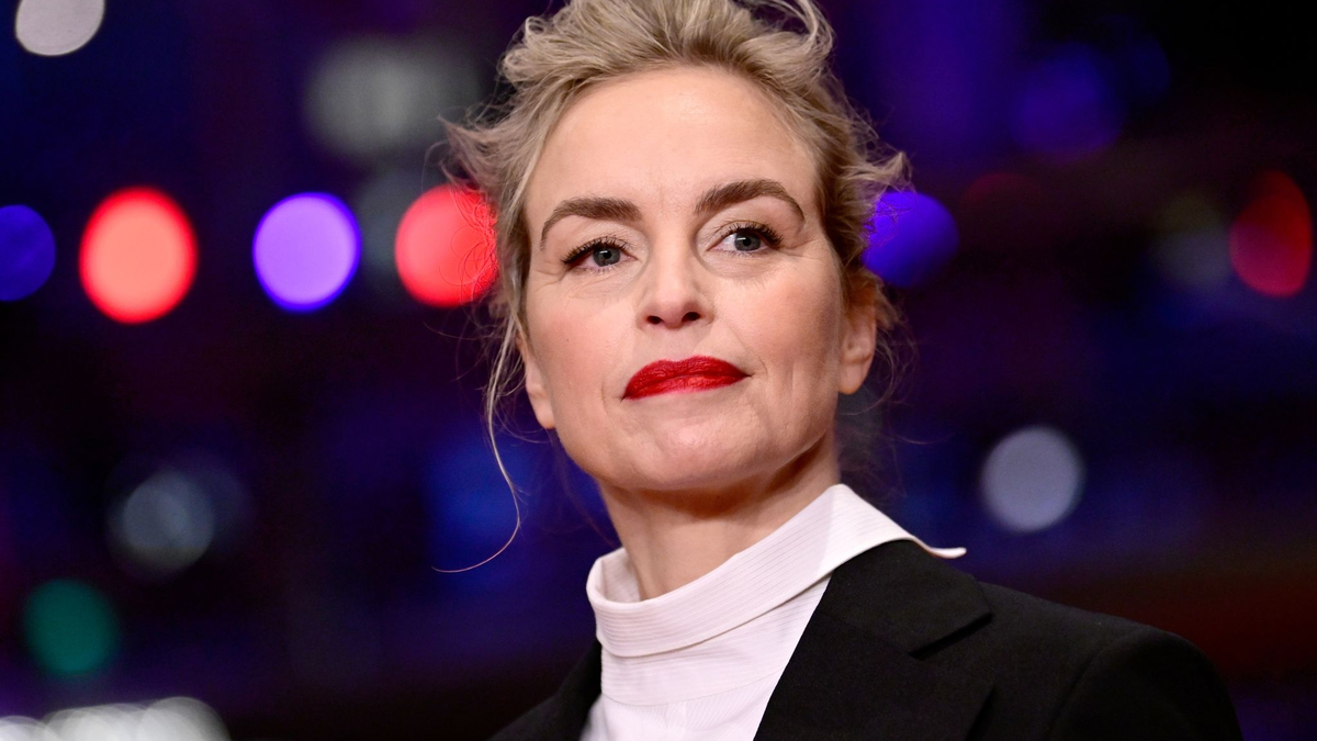 Schauspielerin Nina Hoss bei der Premiere des Films  «Tár» in Berlin. - Foto: Fabian Sommer/dpa