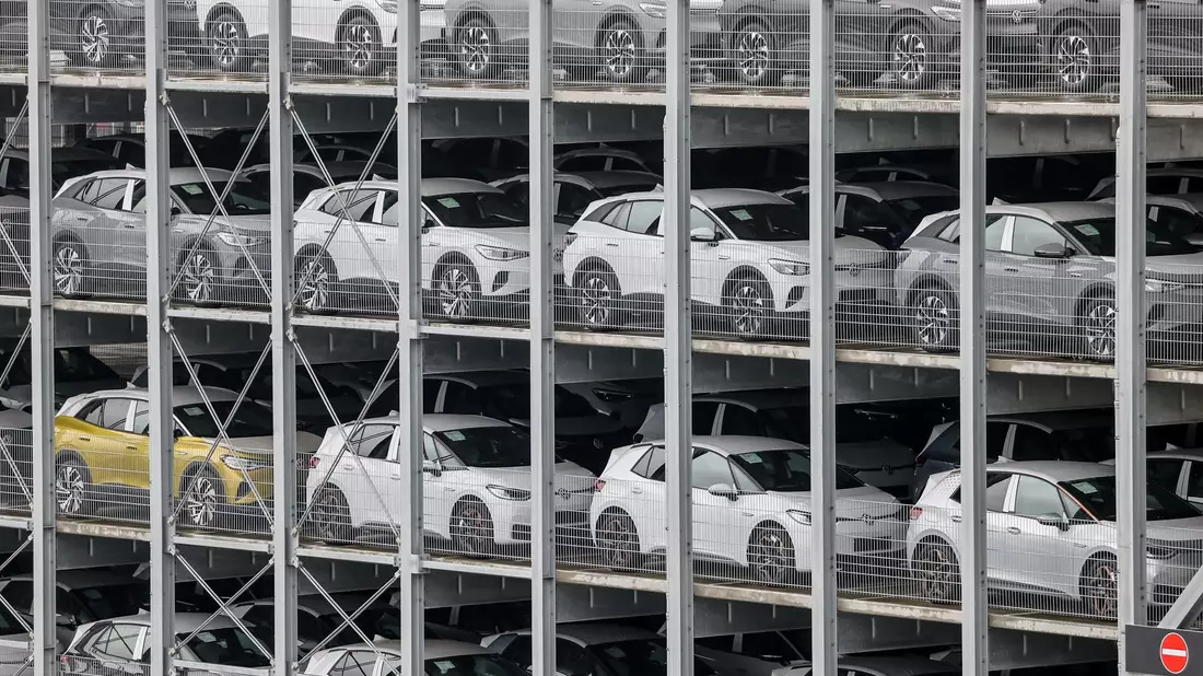 Neuwagen in einem Parkhaus auf einem Werksgelände in Zwickau. - Bild: Jan Woitas/dpa-Zentralbild/dpa/Symbolbil