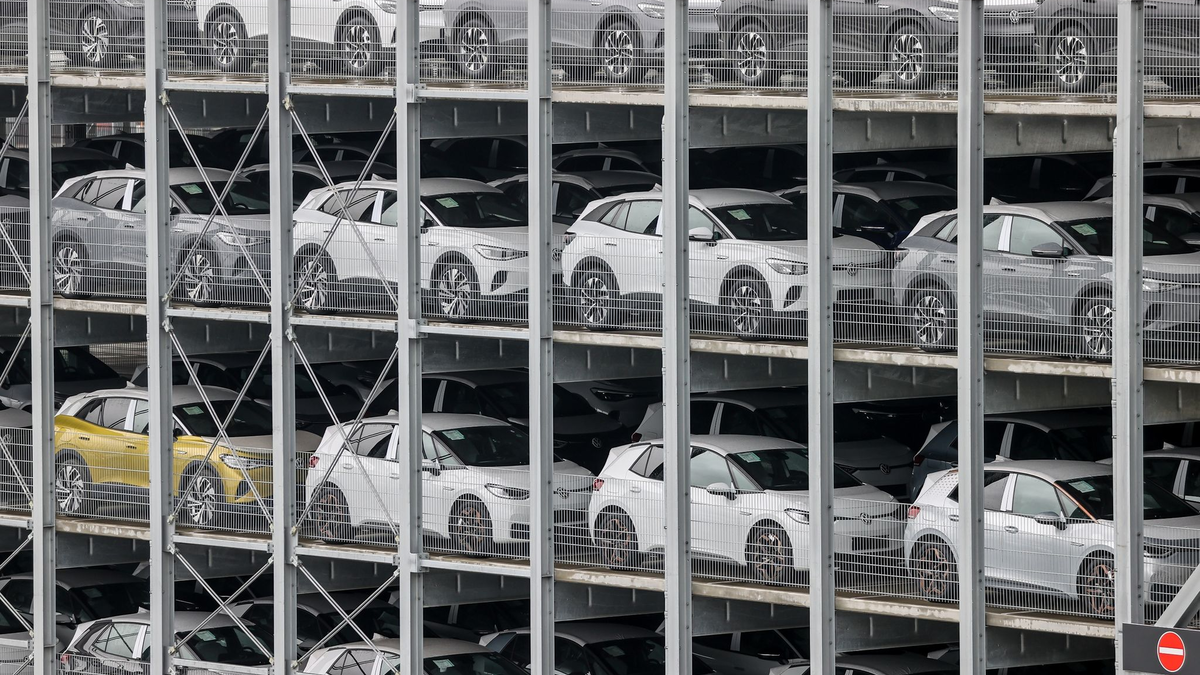 Neuwagen in einem Parkhaus auf einem Werksgelände in Zwickau. - Foto: Jan Woitas/dpa-Zentralbild/dpa/Symbolbil