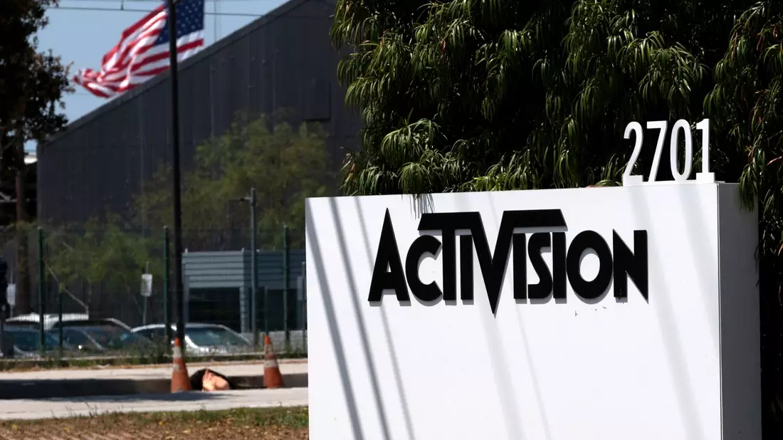 Vor dem Activision-Gebäude in Santa Monica, Kalifornien. Microsoft kommt dem Kauf des Videospiele-Riesen Activision Blizzard immer näher. - Bild: Richard Vogel/AP