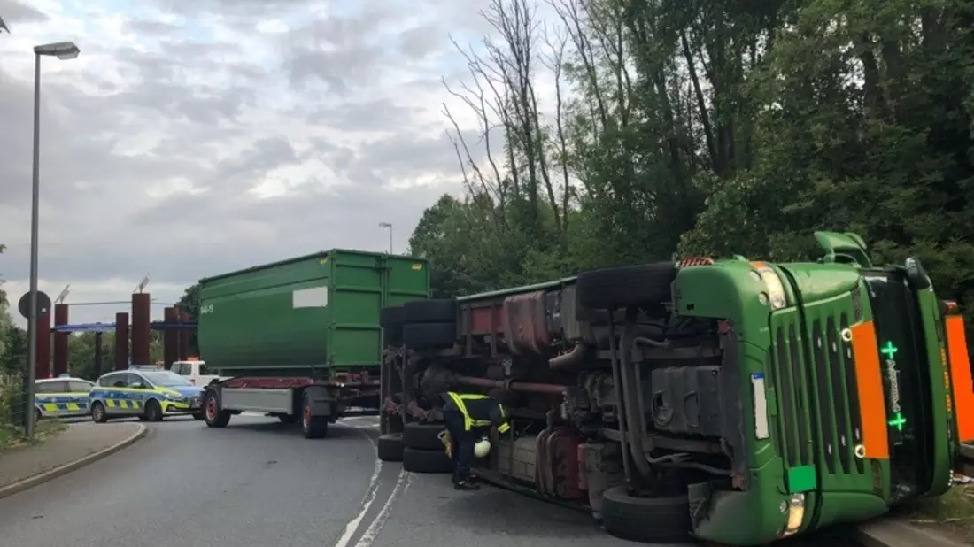 POL-LWL: LKW kommt von der Fahrbahn ab - Vorbildhaftes Handeln der Ersthelfer - Bild: presseportal.de