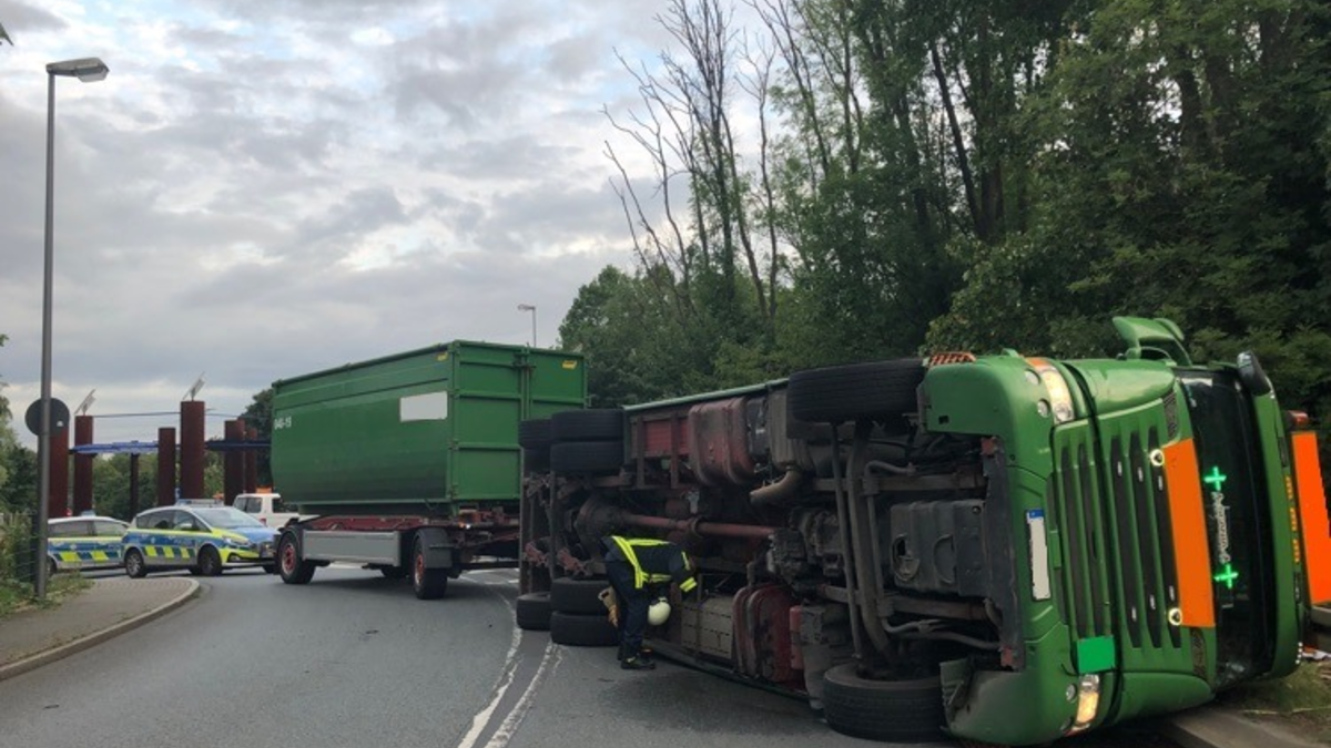 POL-LWL: LKW kommt von der Fahrbahn ab - Vorbildhaftes Handeln der Ersthelfer - Foto: presseportal.de