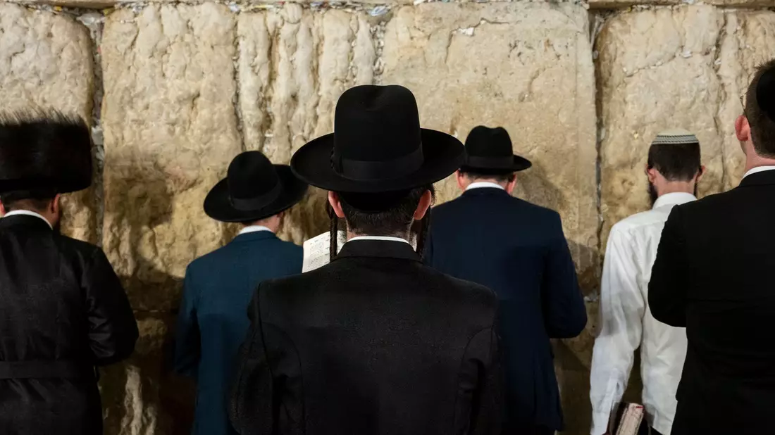 Ultraorthodoxe jüdische Männer beten an der Klagemauer. - Bild: Christophe Gateau/dpa