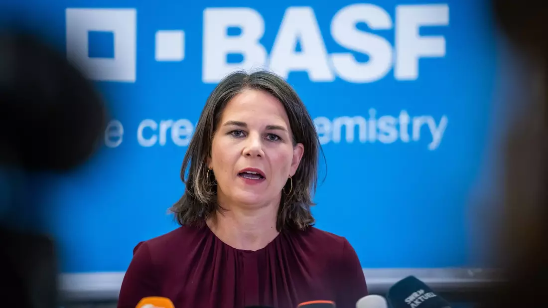 Außenministerin Annalena Baerbock besucht die BASF-Zentrale in Ludwigshafen - Bild: Michael Kappeler/dpa
