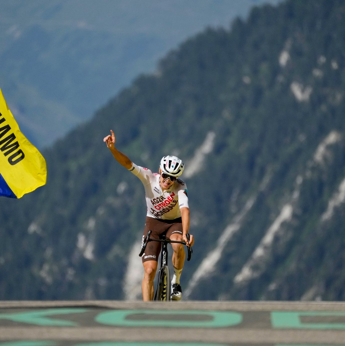 Holte sich auf der Königsetappe den Sieg: Felix Gall. - Foto: Thibault Camus/AP/dpa