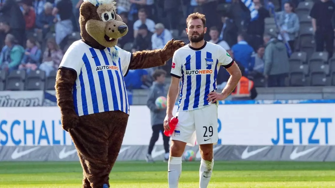 Lucas Tousart (r) wechselt innerhalb Berlins zu Union. - Bild: Soeren Stache/dpa