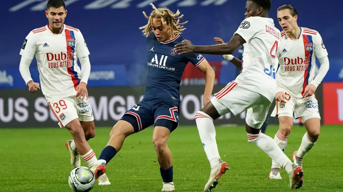 Xavi Simons (M) wird kommende Saison für RB Leipzig spielen. - Bild: Laurent Cipriani/AP/dpa