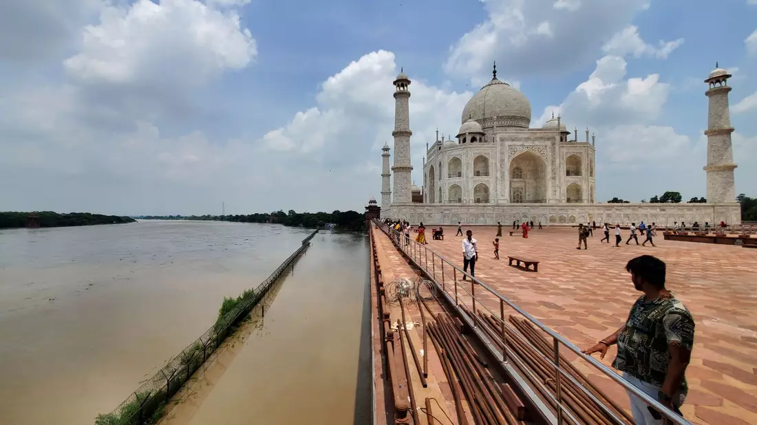Der Fluss Yamuna ist bis an den Rand des Taj Mahal angeschwollen. - Bild: Aryan Kaushik/AP/dpa