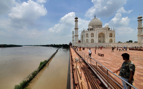 Der Fluss Yamuna ist bis an den Rand des Taj Mahal angeschwollen. - Foto: Aryan Kaushik/AP/dpa