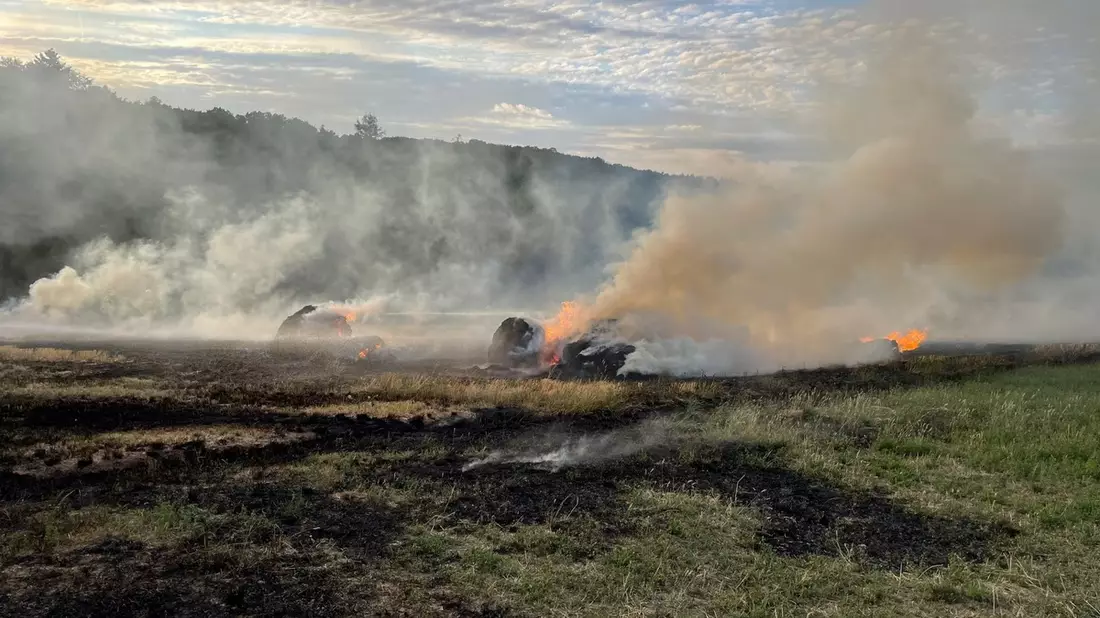 LPI-NDH: Strohballen in Brand - Bild: presseportal.de