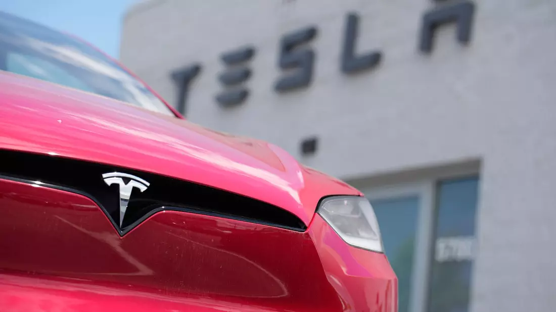 Ein Model X von Tesla steht vor einem Tesla-Händler. - Bild: David Zalubowski/AP