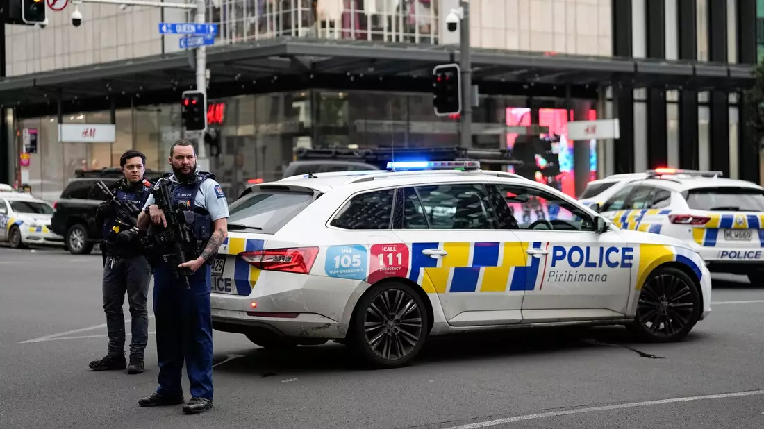 Bewaffnete neuseeländische Polizisten stehen an einer Straßensperre, nachdem in Auckland Schüsse gefallen waren. - Bild: Abbie Parr/AP