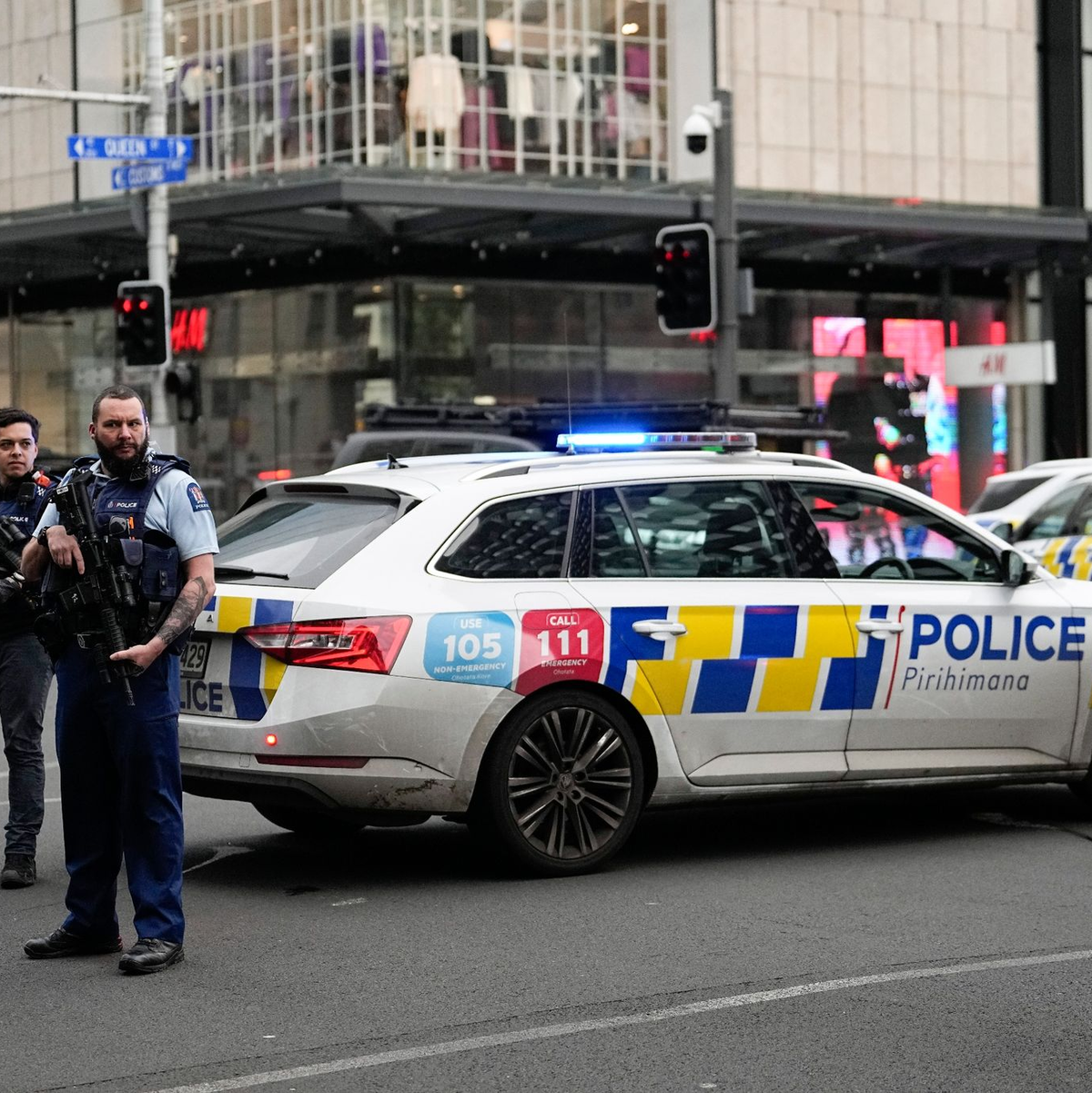 Bewaffnete neuseeländische Polizisten stehen an einer Straßensperre, nachdem in Auckland Schüsse gefallen waren. - Foto: Abbie Parr/AP