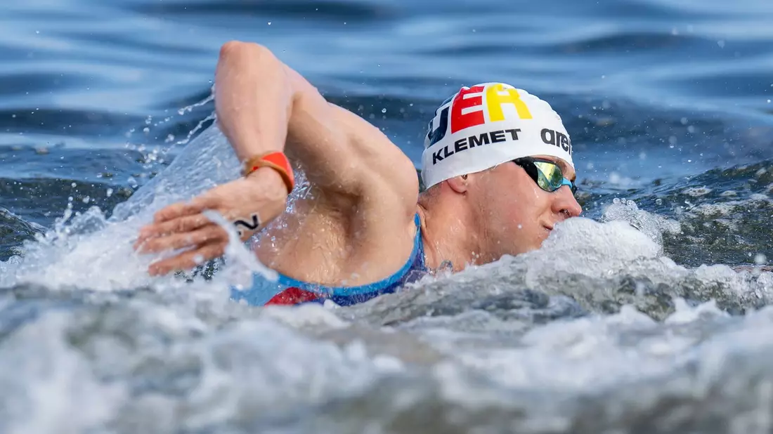 Oliver Klemet (l) verpasste mit den deutschen Freiwasserschwimmern im Mixed knapp Bronze. - Bild: Jo Kleindl/DSV/dpa