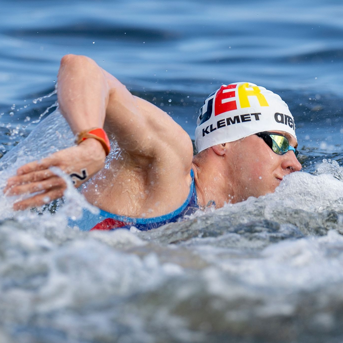 Oliver Klemet (l) verpasste mit den deutschen Freiwasserschwimmern im Mixed knapp Bronze. - Foto: Jo Kleindl/DSV/dpa