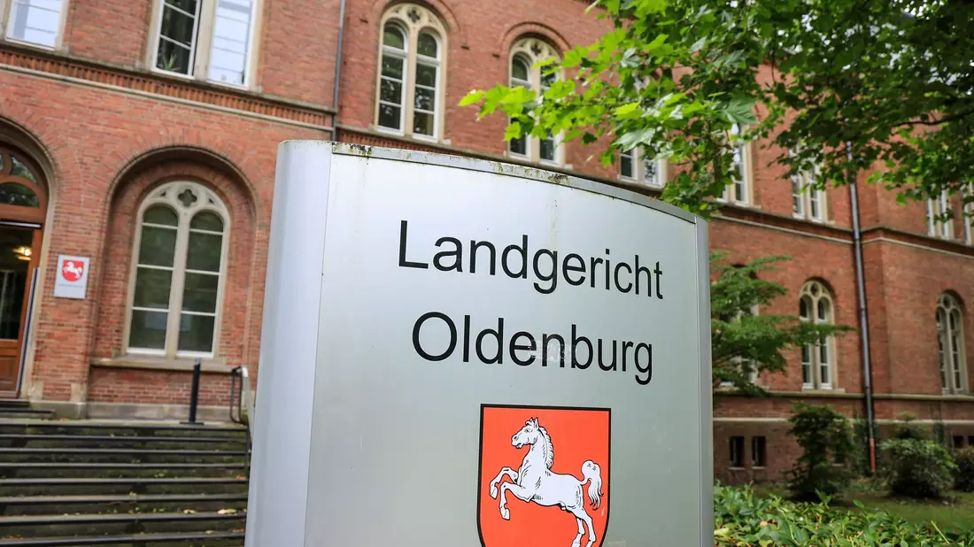 Der Angeklagte soll zwischen 2016 und 2019 mehrere Urnen bewusst mit anderer Asche, Staub oder Dreck befüllt und beigesetzt haben. - Bild: Focke Strangmann/dpa
