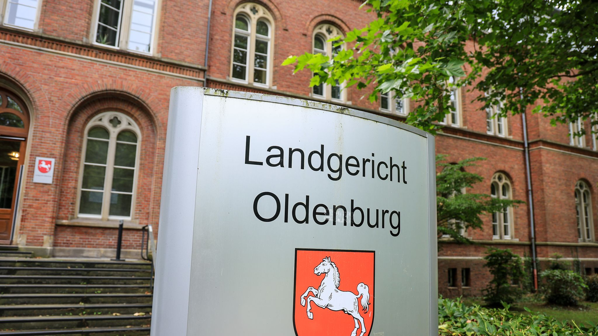 Der Angeklagte soll zwischen 2016 und 2019 mehrere Urnen bewusst mit anderer Asche, Staub oder Dreck befüllt und beigesetzt haben. - Foto: Focke Strangmann/dpa