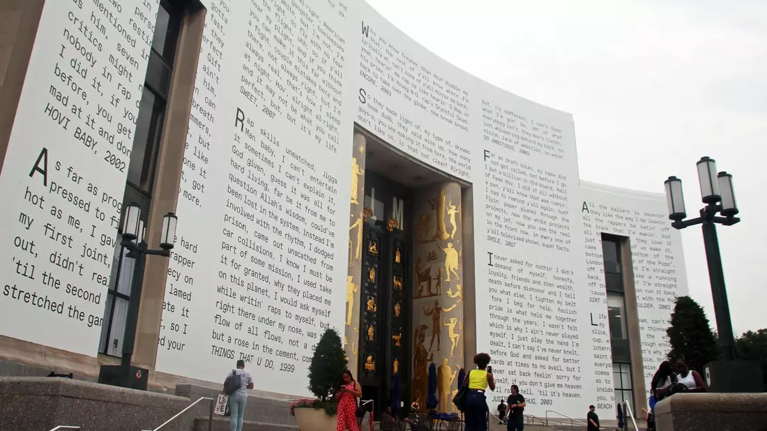 Auf der Außenwand der Brooklyn Public Library sind Songtexte von US-Rapper Jay-Z zu sehen. - Bild: Christina Horsten/dpa