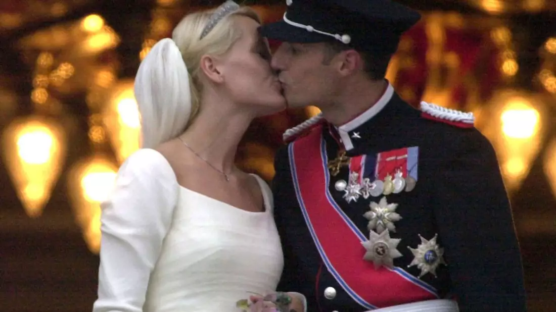 Kronprinz Haakon und Kronprinzessin Mette-Marit nach ihrer Hochzeit im Dom von Oslo im Jahr 2000. - Bild: Martin Athenstädt / dpa
