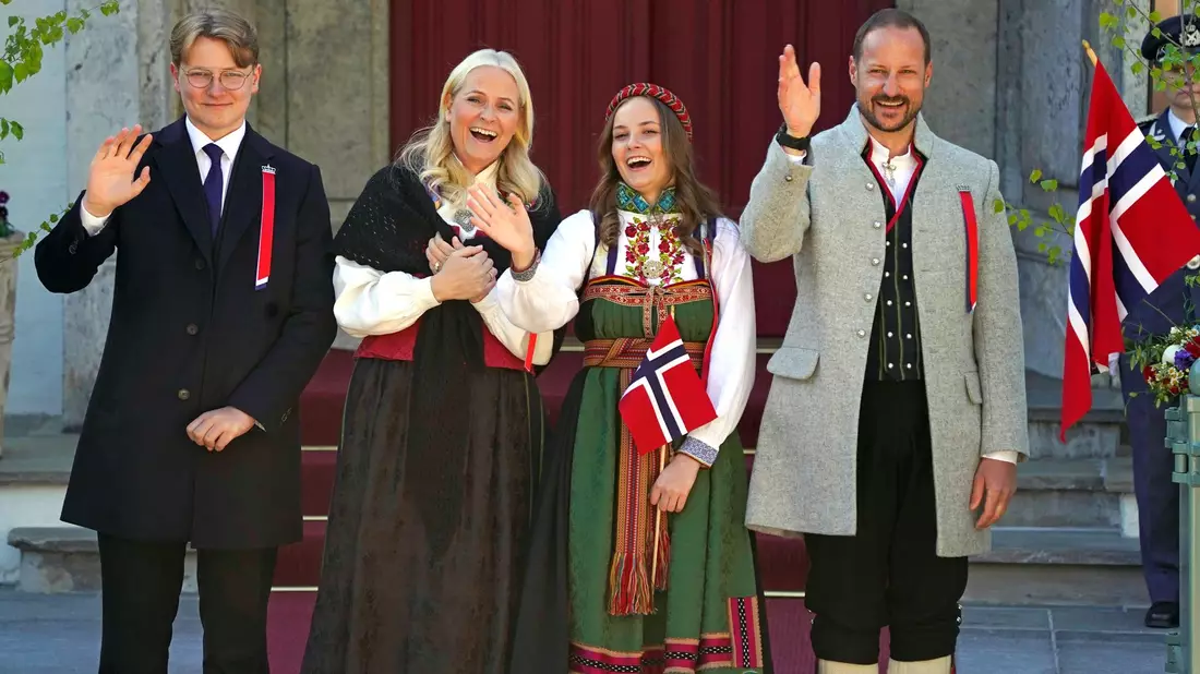 Prinz Sverre Magnus (l-r), Kronprinzessin Mette-Marit, Prinzessin Ingrid Alexandra  und Kronprinz Haakon am norwegischen Nationalfeiertag. - Bild: Lise Åserud/NTB/dpa