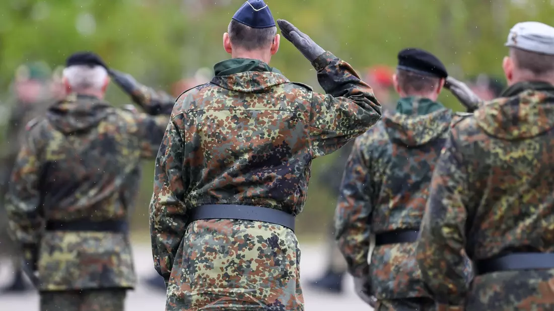 Reservisten salutieren bei einem Appell in der Fürst-Wrede-Kaserne in München. (Archivaufnahme) - Bild: Tobias Hase/dpa