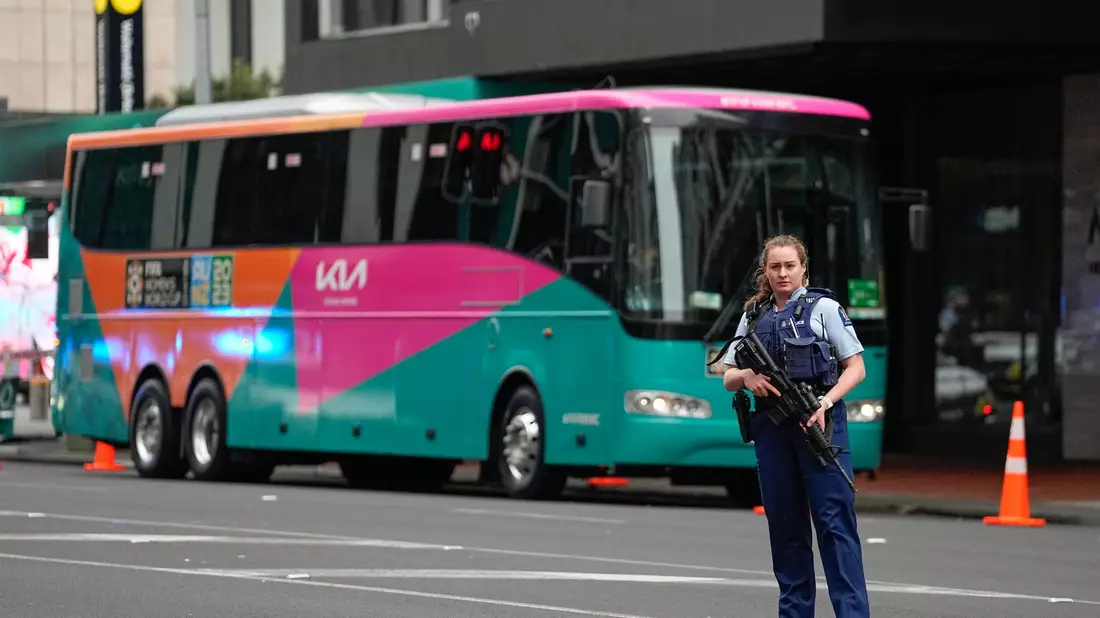 Eine Bewaffnete neuseeländische Polizistin bewacht in Auckland ein Hotel in Auckland. - Bild: Abbie Parr/AP