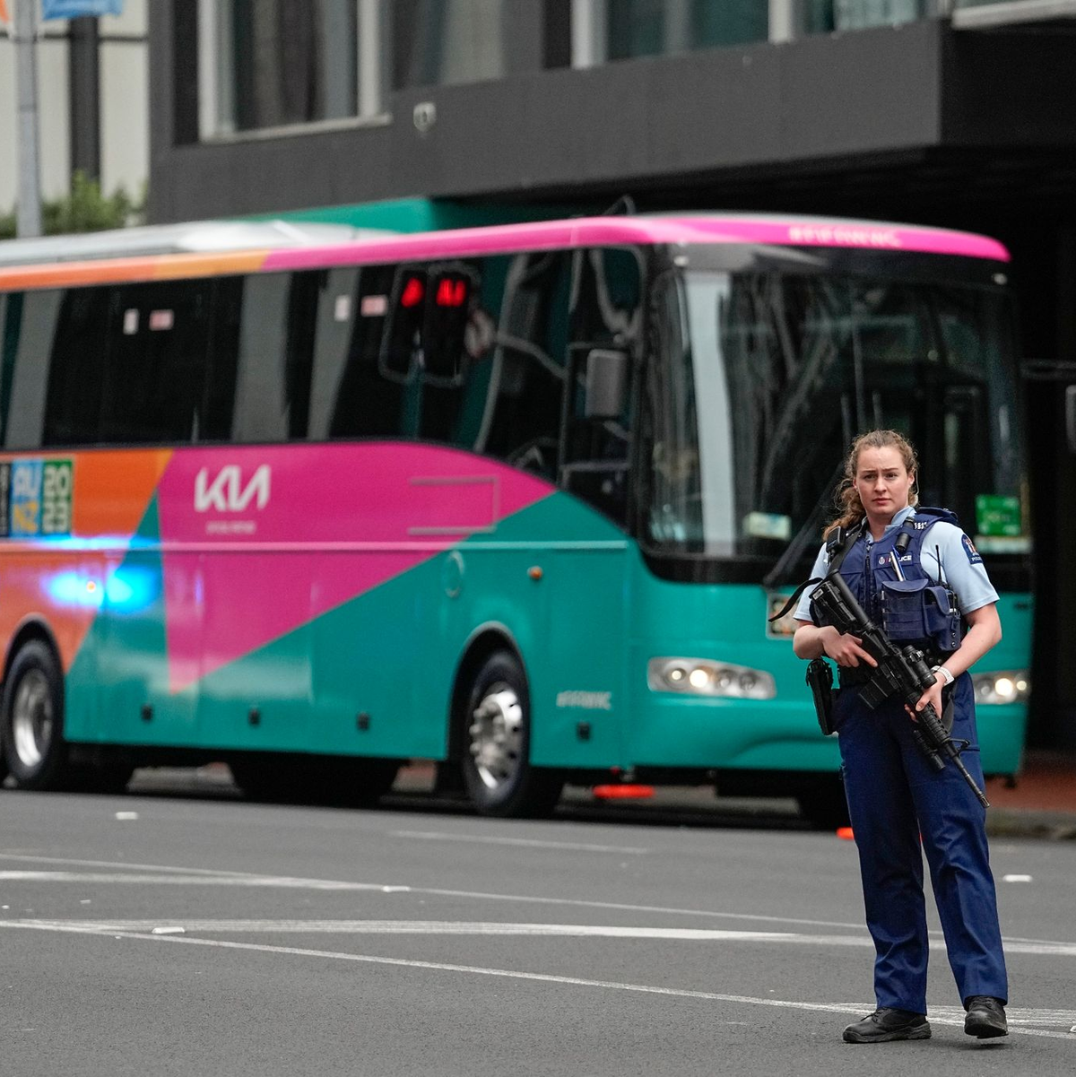 Eine Bewaffnete neuseeländische Polizistin bewacht in Auckland ein Hotel in Auckland. - Foto: Abbie Parr/AP