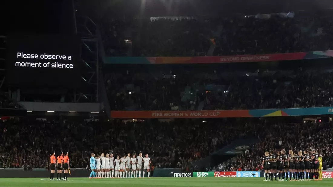 Das Eröffnungsspiel der Frauenfußball-WM begann mit einer Schweigeminute. - Bild: Rafaela Pontes/AP/dpa