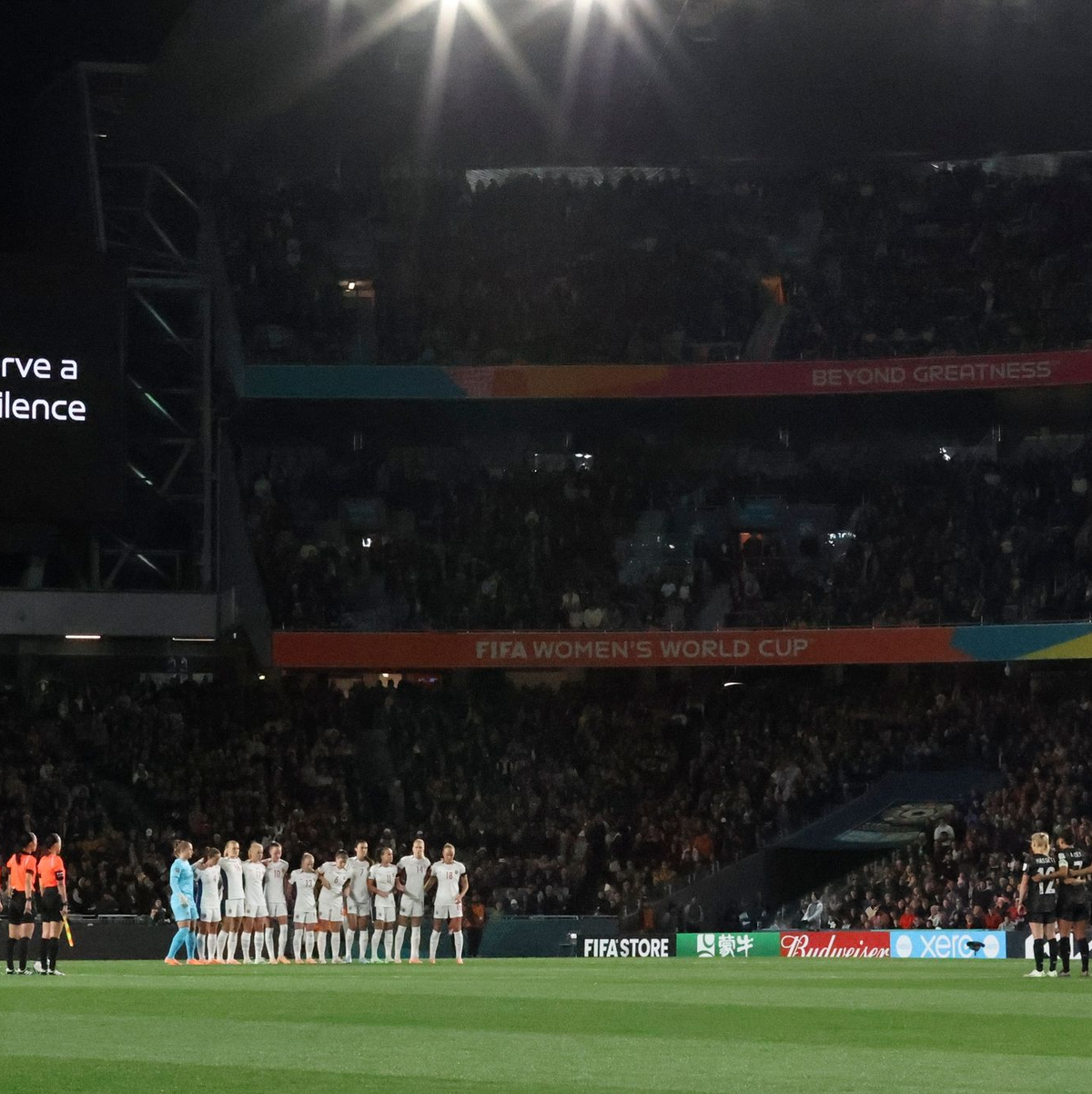 Das Eröffnungsspiel der Frauenfußball-WM begann mit einer Schweigeminute. - Foto: Rafaela Pontes/AP/dpa