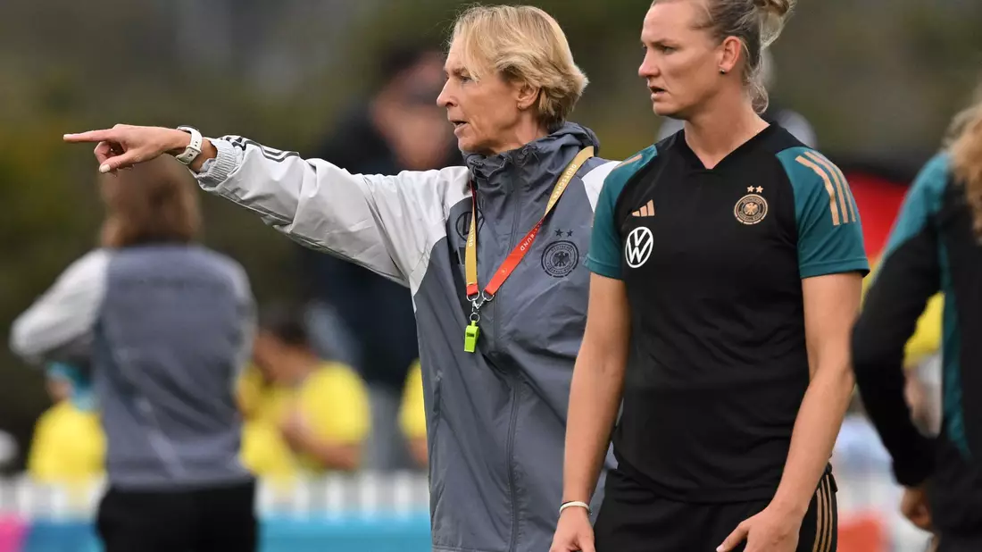 Muss beim deutschen WM-Auftakt wohl auf zwei Spielerinnen verzichten: Bundestrainerin Martina Voss-Tecklenburg. - Bild: Dean Lewins/AAP/dpa