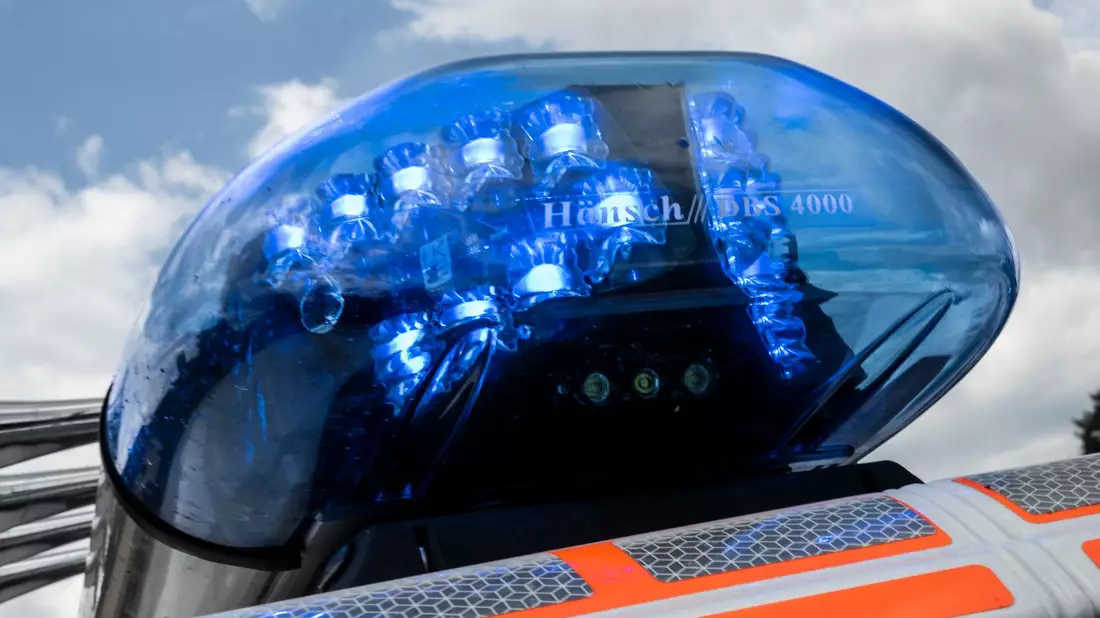 Polizei und Rettungskräfte wurden alarmiert (Symbolbild). - Bild: Boris Roessler/dpa