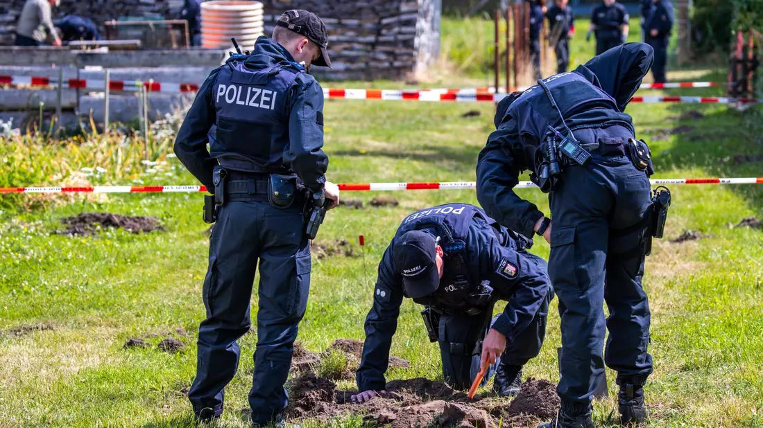 Polizisten und Archäologen suchen auf einem Privatgrundstück nach Beweisen für den Goldschatz-Diebstahl. - Bild: Jens Büttner/dpa