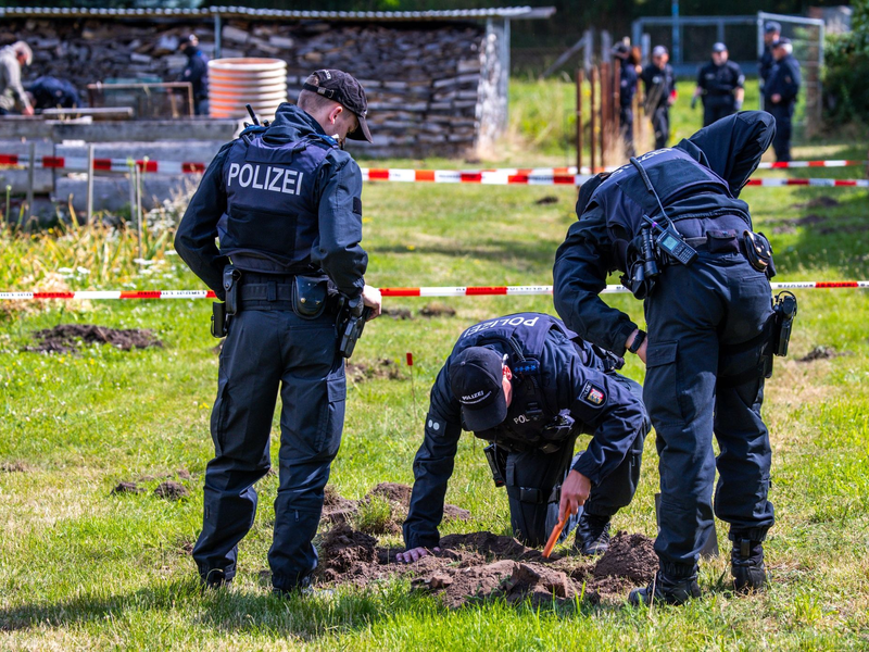 Polizisten und Archäologen suchen auf einem Privatgrundstück nach Beweisen für den Goldschatz-Diebstahl. - Foto: Jens Büttner/dpa
