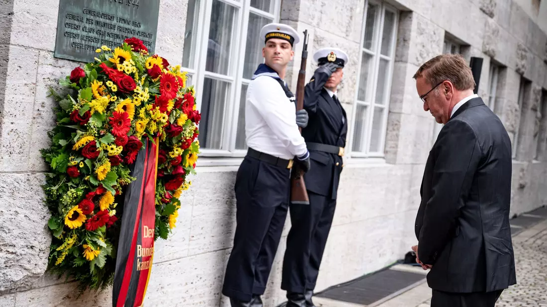 Bundesverteidigungsminister Boris Pistorius (SPD) im Ehrenhof des Bendlerblocks vor dem Gedenkkranz. Die Feierstunde erinnert an den 79. Jahrestag des Attentats- und Umsturzversuchs gegen Hitler. - Bild: Fabian Sommer/dpa