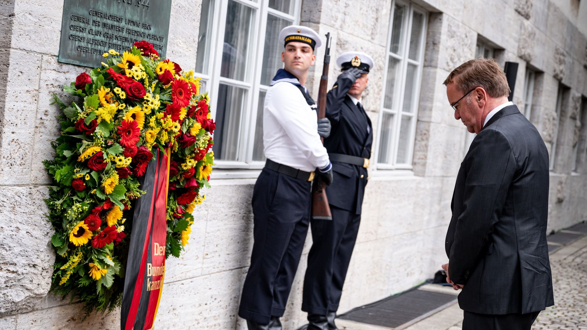 Bundesverteidigungsminister Boris Pistorius (SPD) im Ehrenhof des Bendlerblocks vor dem Gedenkkranz. Die Feierstunde erinnert an den 79. Jahrestag des Attentats- und Umsturzversuchs gegen Hitler. - Foto: Fabian Sommer/dpa