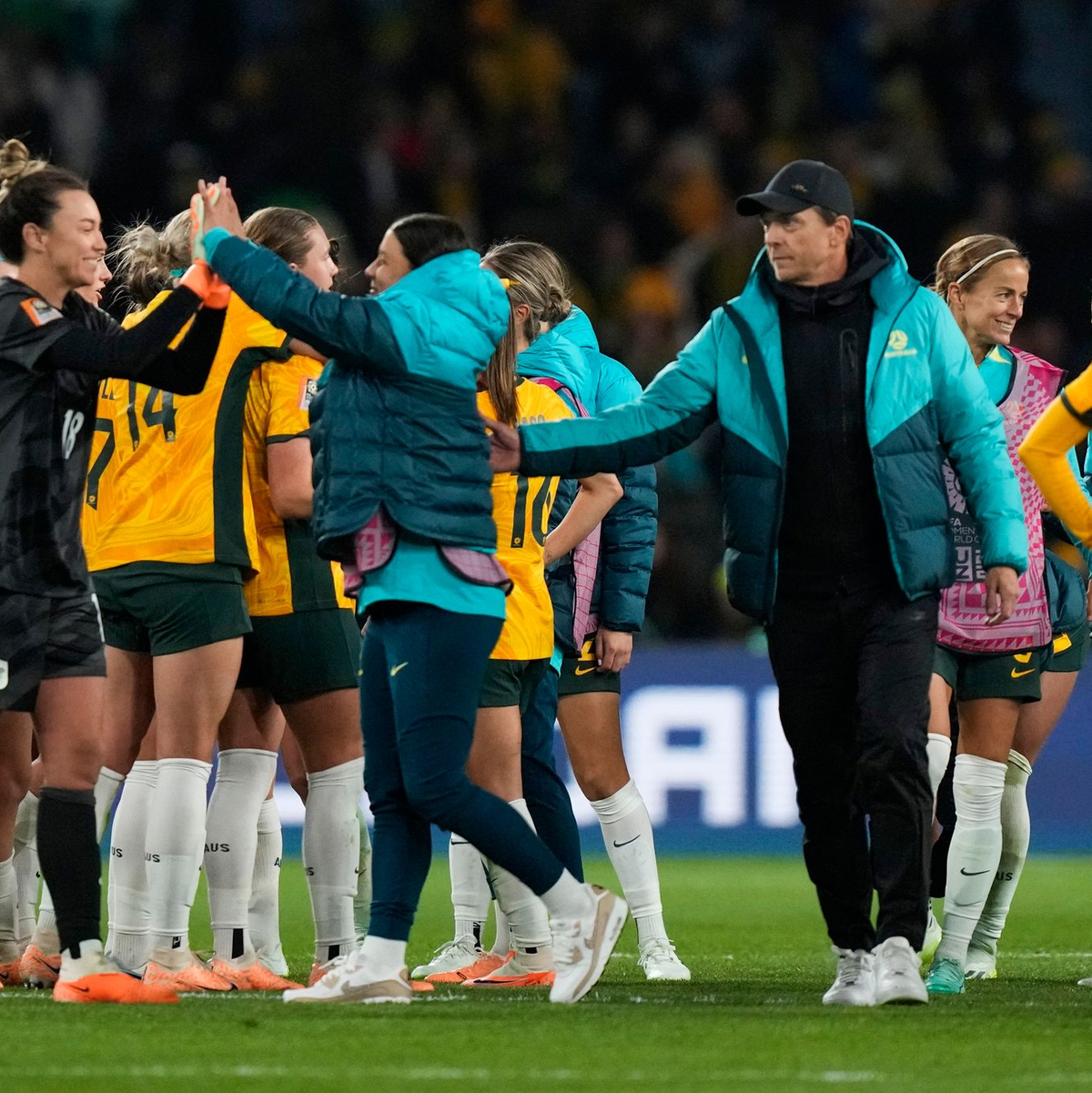 Auch Australien startete mit einem Heimsieg in das Turnier. - Foto: Rick Rycroft/AP/dpa