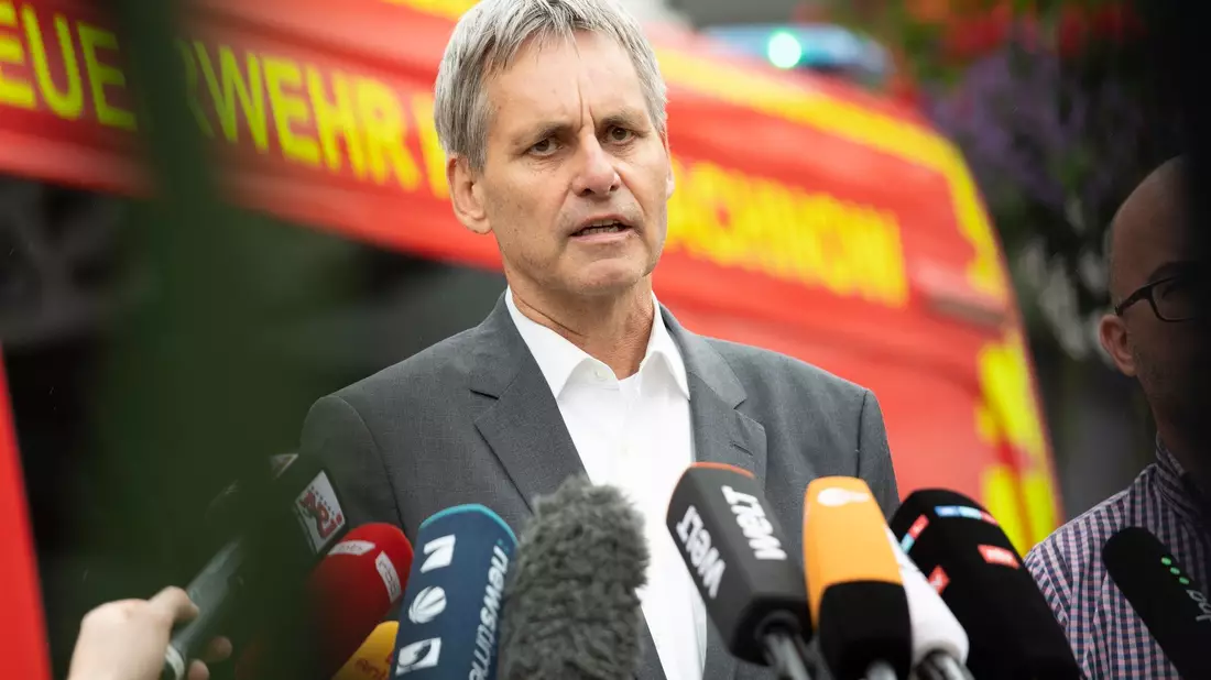 Michael Grubert erklärt während einer Pressekonferenz anhand von Fotos, weshalb es sich bei dem gesuchten Raubtier um keine Löwin handelt. - Bild: Paul Zinken/dpa