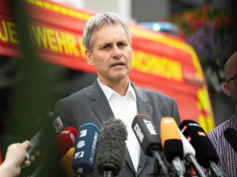 Kleinmachnow-Bürgermeister Michael Grubert erklärt anhand von Fotos, weshalb es sich bei dem gesuchten Raubtier um keine Löwin handelt. - Foto: Paul Zinken/dpa