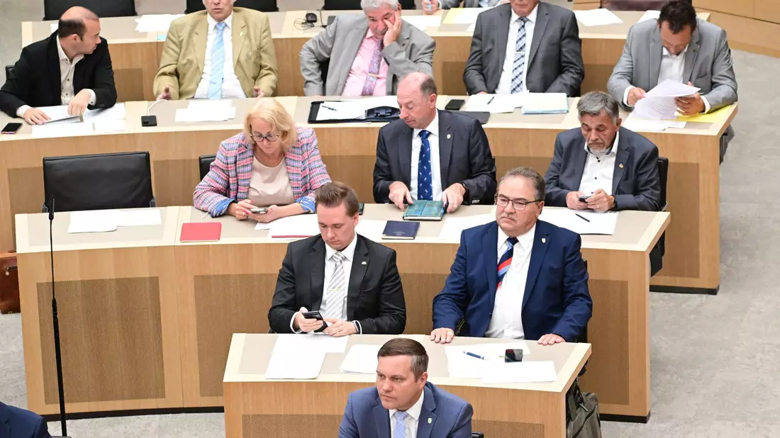 Die Abgeordneten der Fraktion der AfD sitzen im Landtag von Baden-Württemberg - und bekommen immer mehr Zuspruch. - Bild: Bernd Weißbrod/dpa