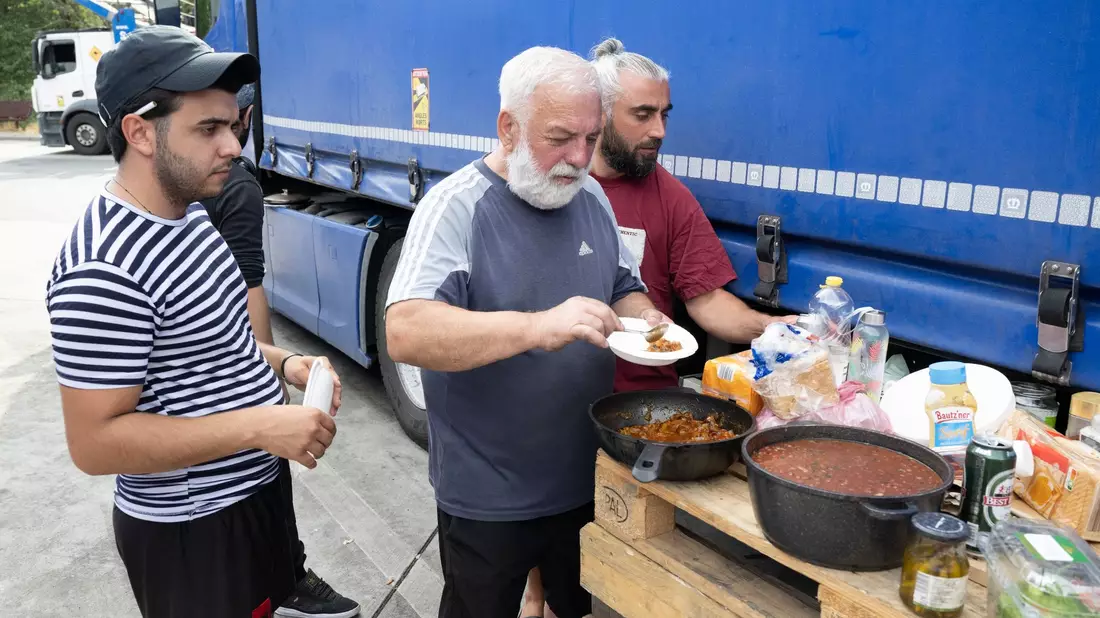 Die Lastwagenfahrer an der südhessischen Autobahnraststätte haben eine Palette  zu einem provisorischen Tisch für ihr Abendbrot umfunktioniert. - Bild: Boris Roessler/dpa