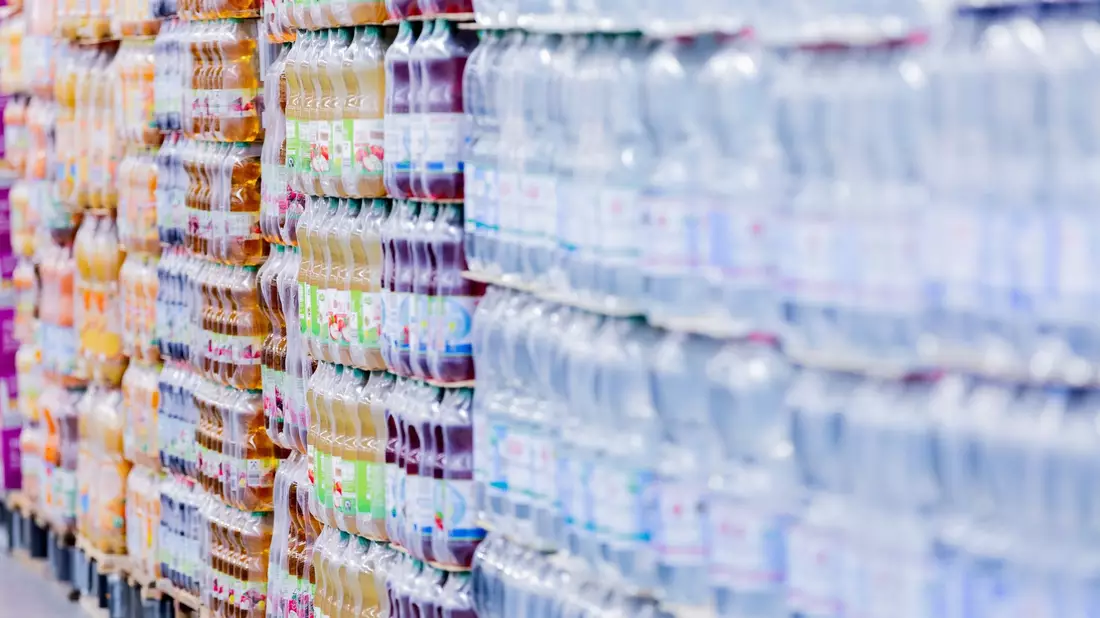 Einweg-Plastikflaschen in einem Supermark auf Paletten. - Bild: Rolf Vennenbernd/dpa