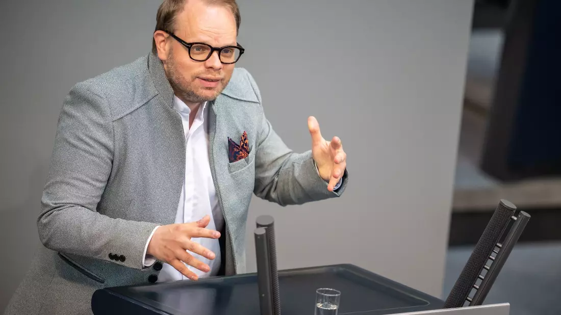 Helge Lindh (SPD) ärgert sich über einen Vorschlag aus den Reihen der CDU. - Bild: Michael Kappeler/dpa