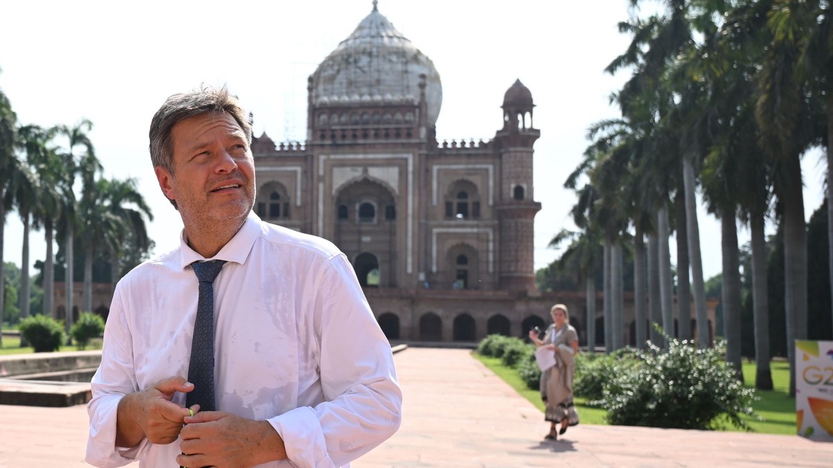 Wirtschaftsminister Robert Habeck besucht das Safdarjung Mausoleum. Habeck will die Zusammenarbeit mit Indien stärken, um weniger abhängig von China zu sein. - Foto: Britta Pedersen/dpa