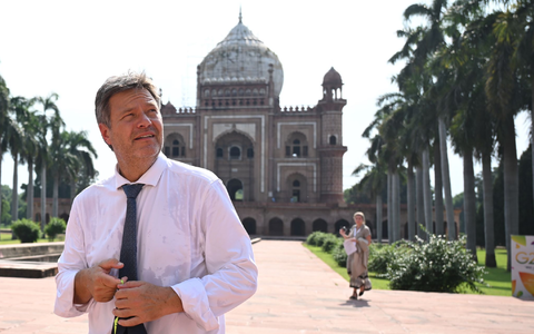 Wirtschaftsminister Robert Habeck besucht das Safdarjung Mausoleum. Habeck will die Zusammenarbeit mit Indien stärken, um weniger abhängig von China zu sein. - Foto: Britta Pedersen/dpa