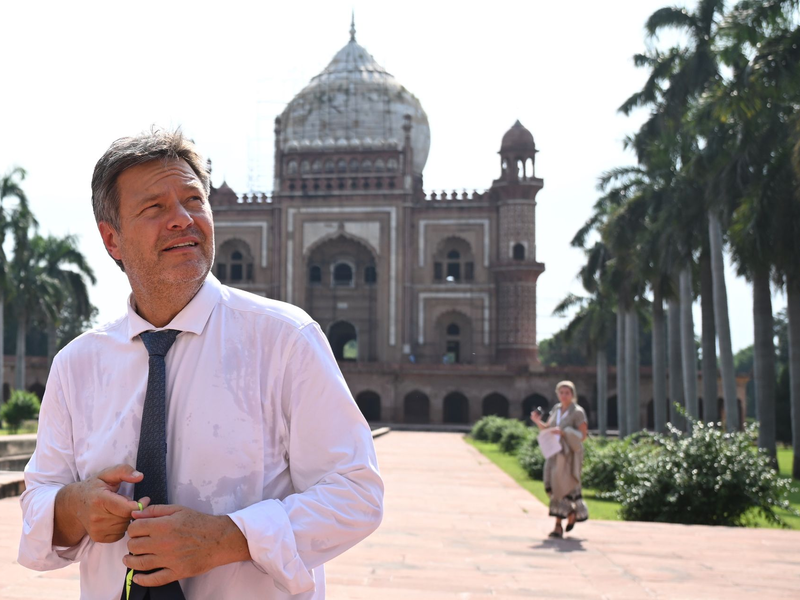 Wirtschaftsminister Robert Habeck besucht das Safdarjung Mausoleum. Habeck will die Zusammenarbeit mit Indien stärken, um weniger abhängig von China zu sein. - Foto: Britta Pedersen/dpa